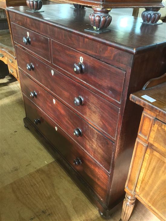 Georgian mahogany chest of drawers